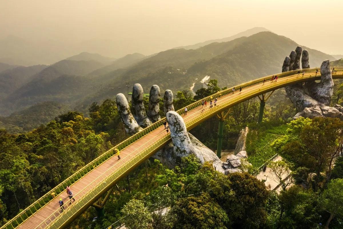 golden-hands-bridge-da-nang-vietnam.jpg