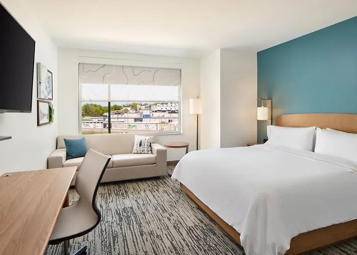 Top Hotels Near Nashville Airport Offering Free Parking