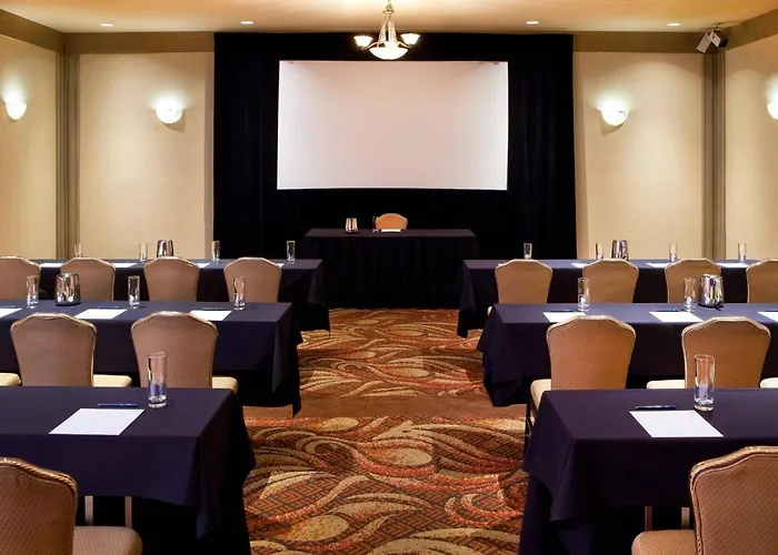 Top-Rated Hotels Near Metro Center Phoenix